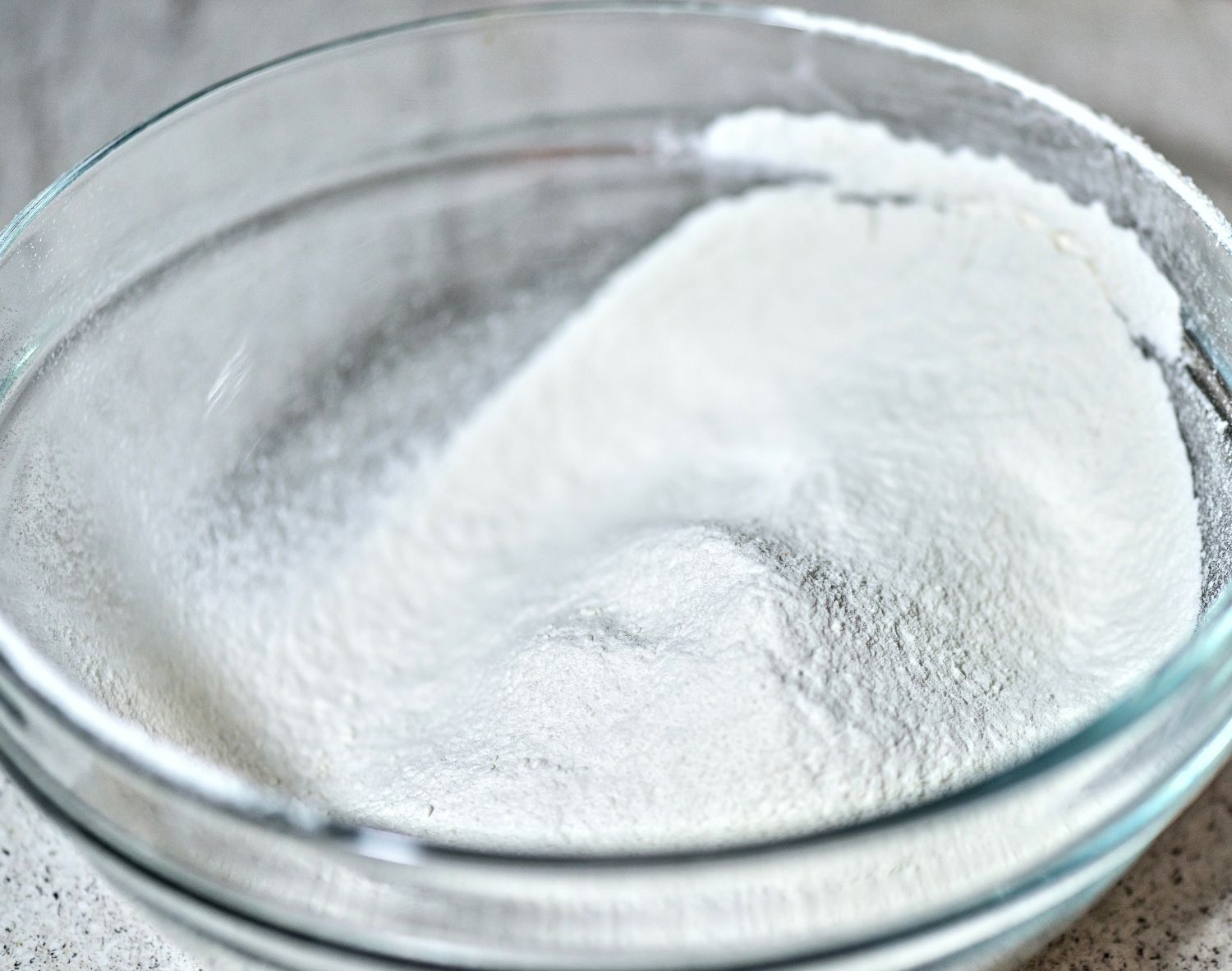 Potasyum Sülfat, tarım ve gübre sektöründe kullanılan, klor içermeyen önemli bir potasyum kaynağıdır. Özellikle klora hassas bitkilerde güvenle kullanılabilir ve ürün kalitesini artırır. Bitki gelişimini desteklerken verimliliği yükseltir. Tarımsal kullanımın yanı sıra cam ve kimya sanayinde de çeşitli uygulama alanlarına sahiptir.